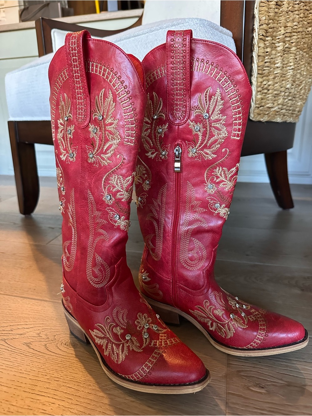 🤠 Sparkly Red Embroidered Western Cowboy Calf to Knee Height Boot Size 5 🤠
